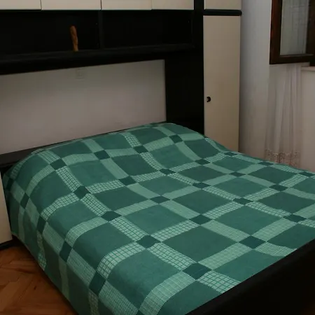 700b Postira