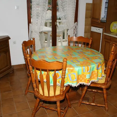 700b Postira