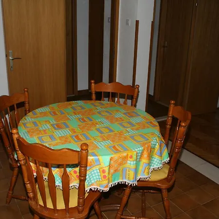 700b Postira
